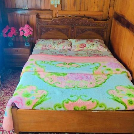 Houseboat Young Wild Rose Srīnagar Exterior foto