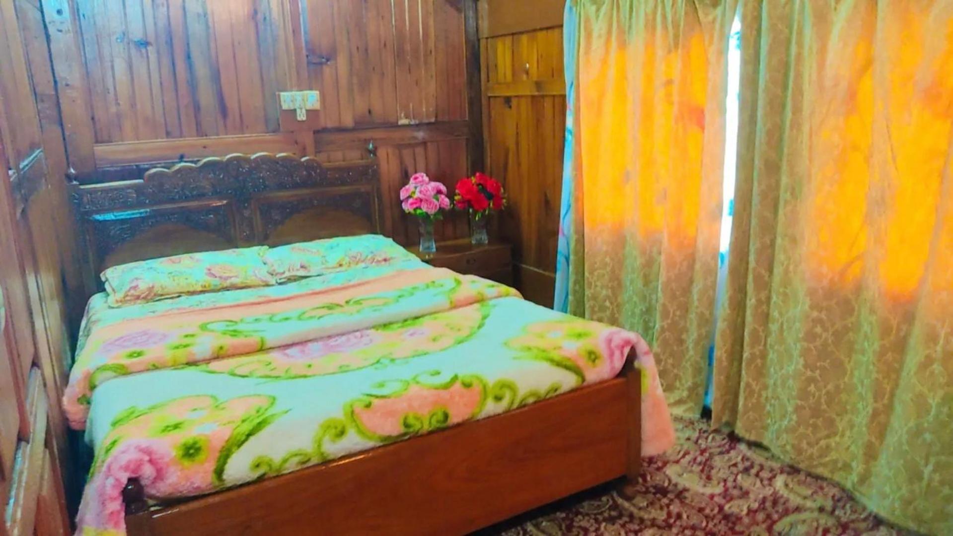 Houseboat Young Wild Rose Srīnagar Exterior foto