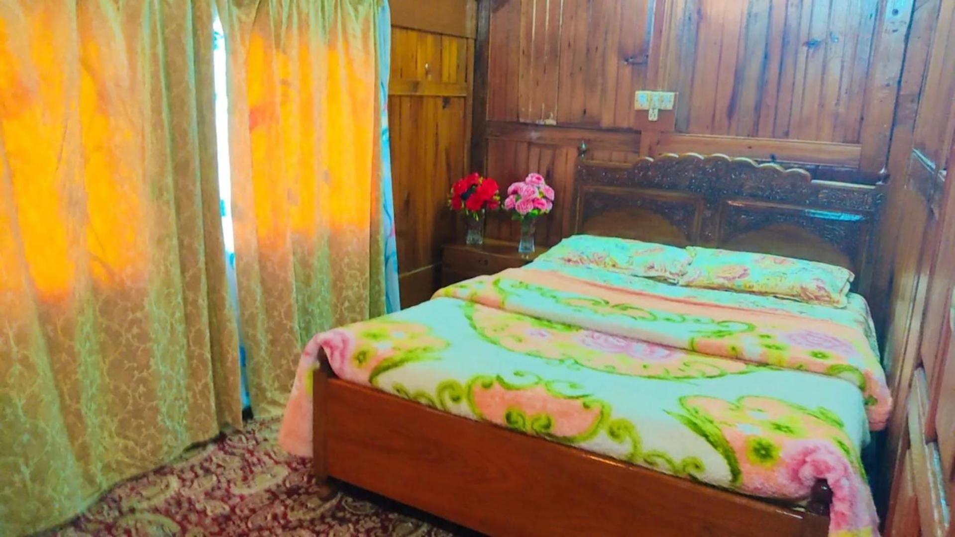 Houseboat Young Wild Rose Srīnagar Exterior foto
