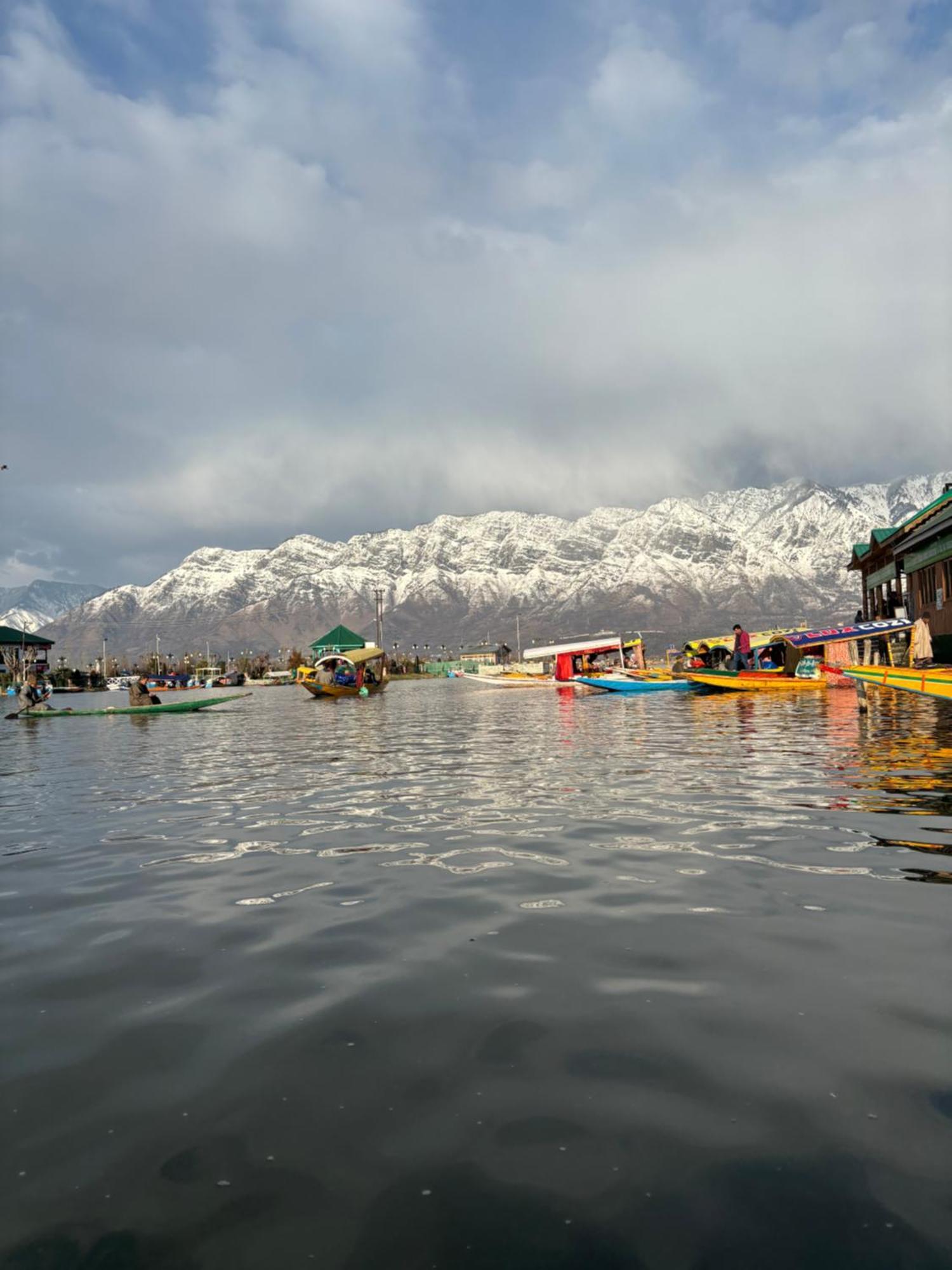 Houseboat Young Wild Rose Srīnagar Exterior foto