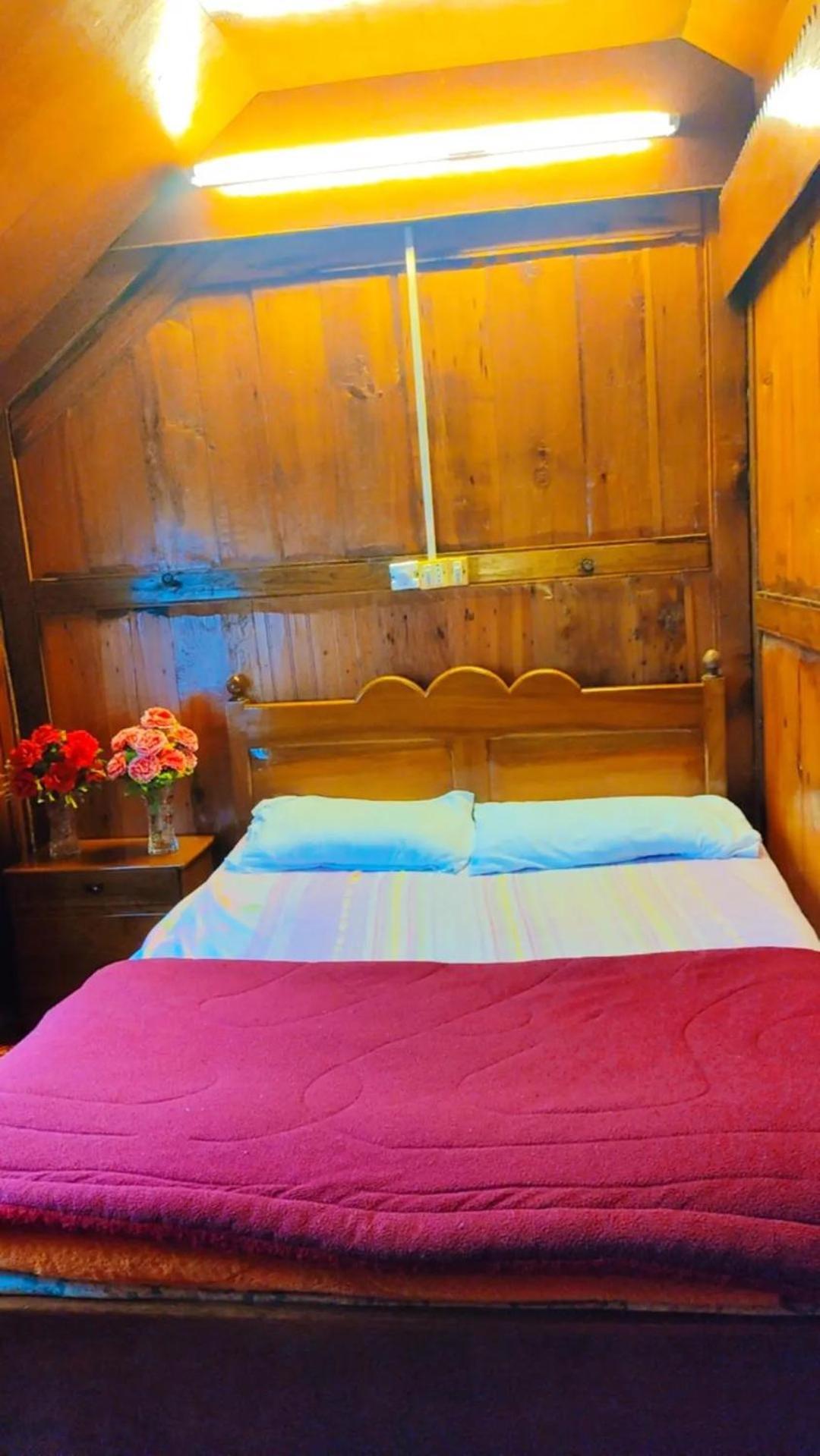 Houseboat Young Wild Rose Srīnagar Exterior foto