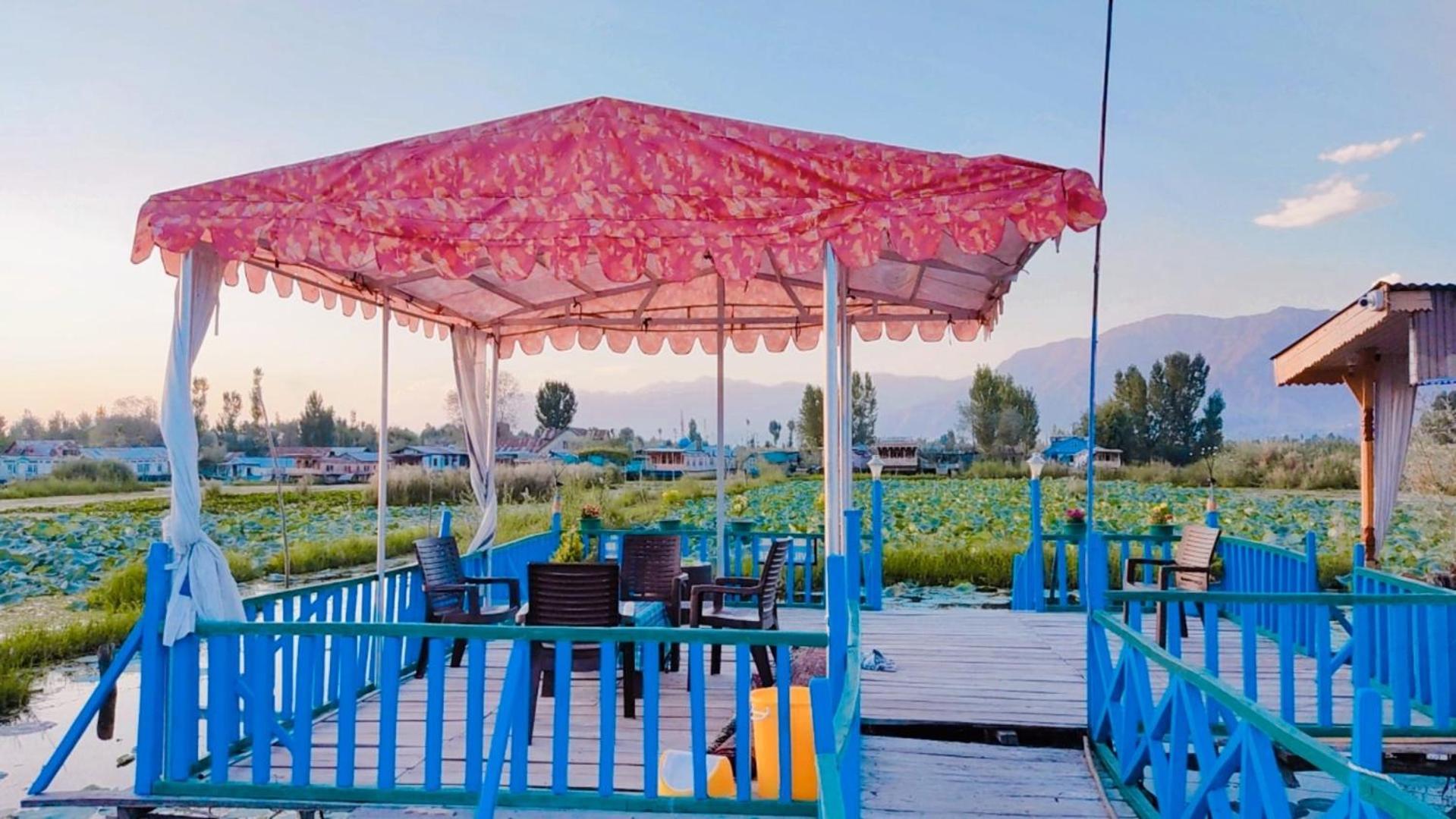 Houseboat Young Wild Rose Srīnagar Exterior foto