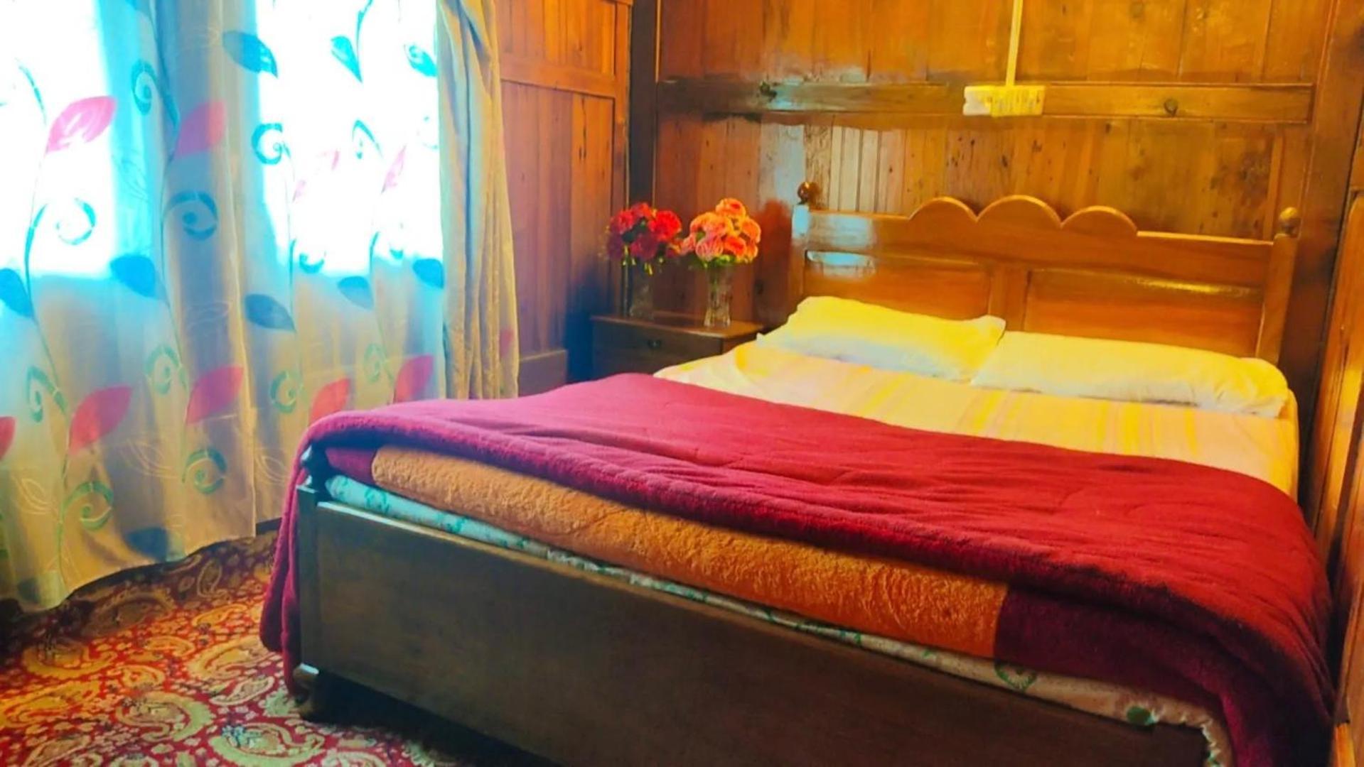 Houseboat Young Wild Rose Srīnagar Exterior foto