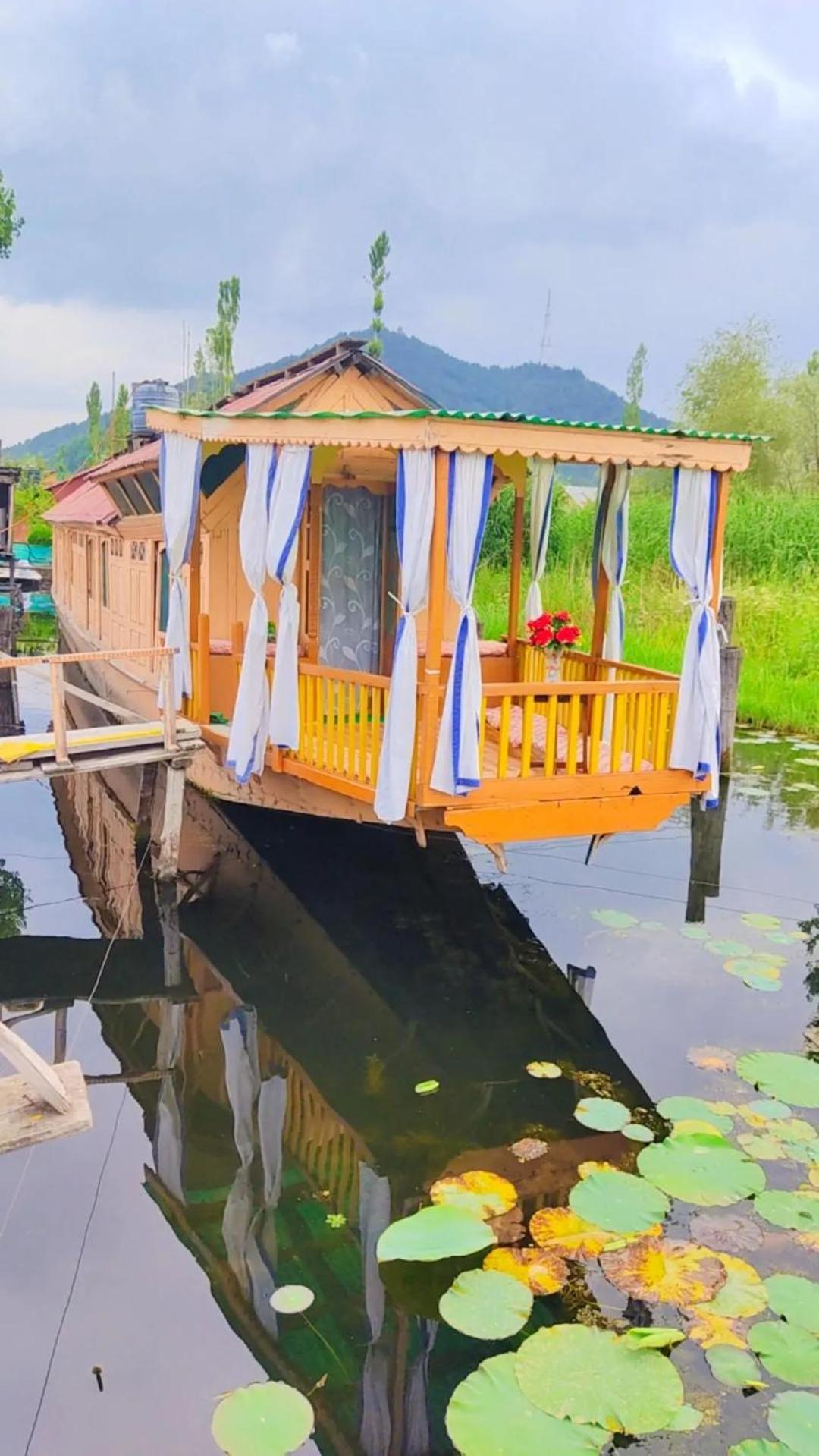 Houseboat Young Wild Rose Srīnagar Exterior foto