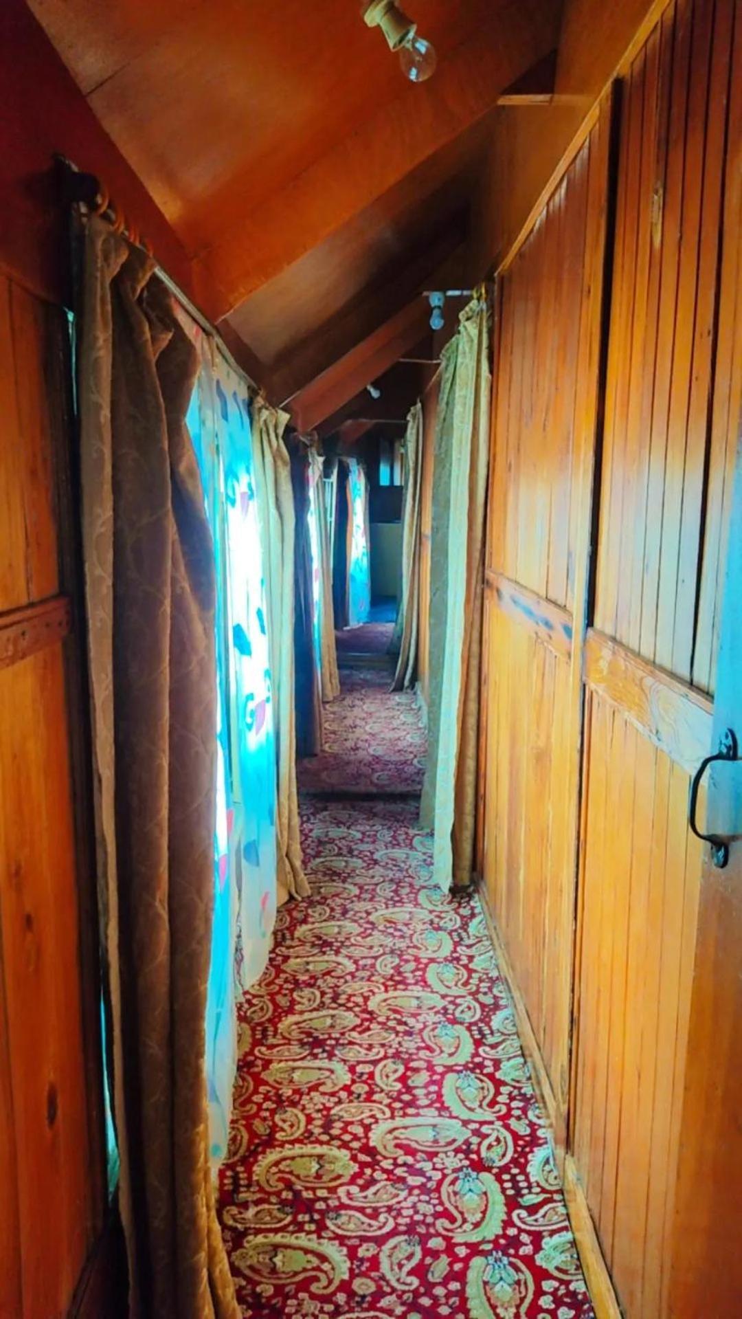 Houseboat Young Wild Rose Srīnagar Exterior foto