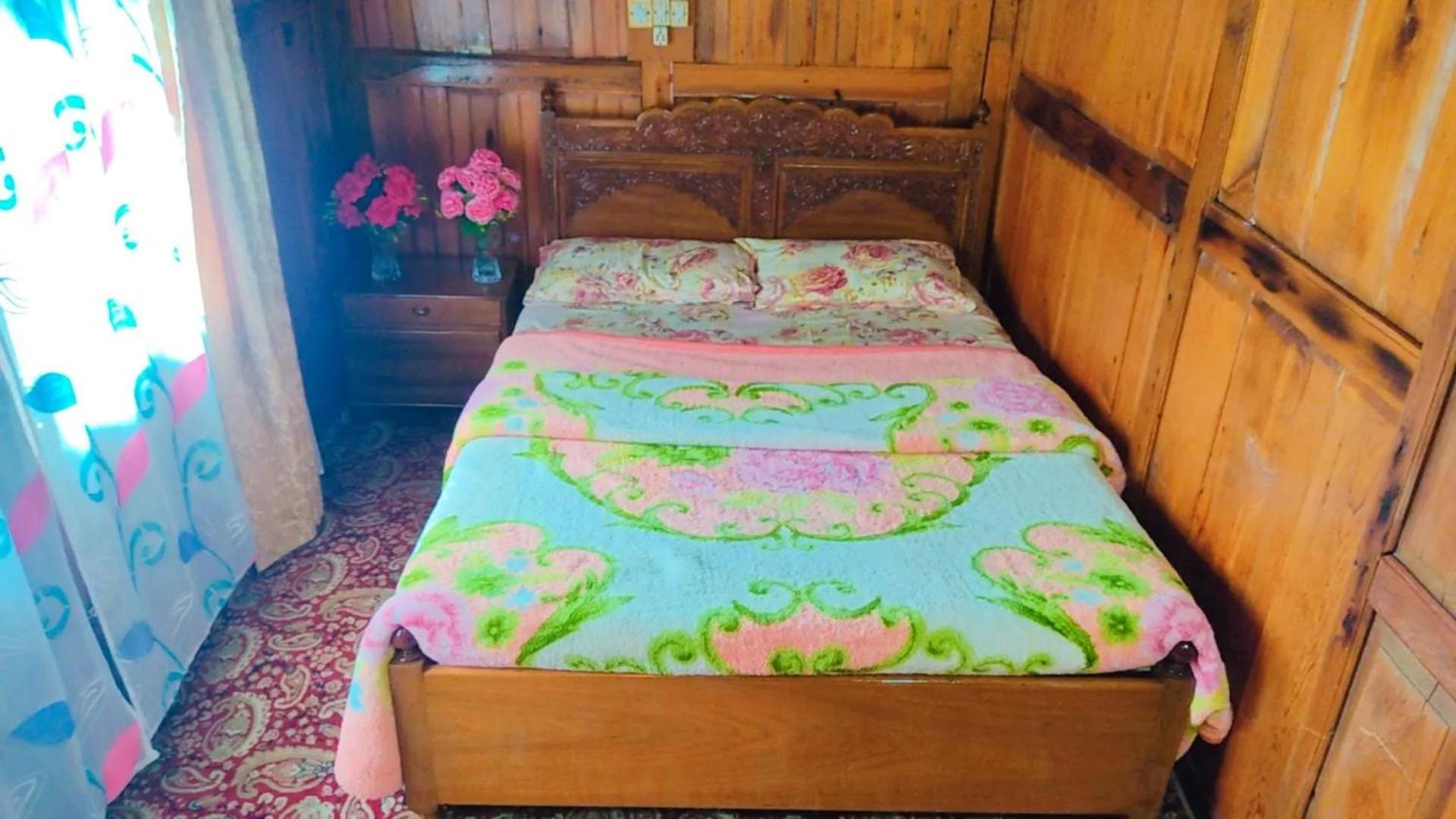 Houseboat Young Wild Rose Srīnagar Exterior foto