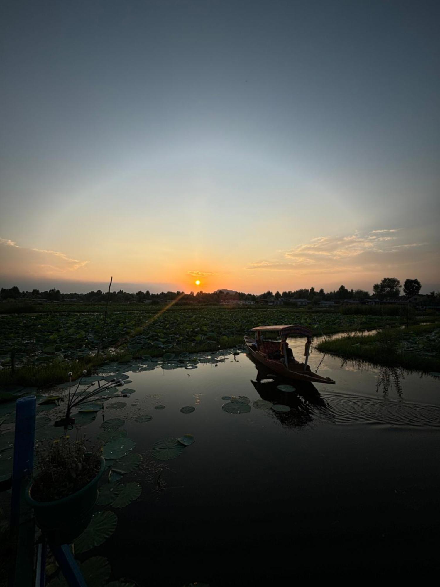 Houseboat Young Wild Rose Srīnagar Exterior foto